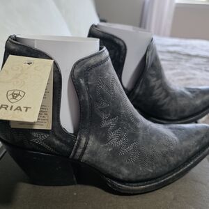 Ariat Dixon Bootie- Naturally Distressed Black Size 8.5